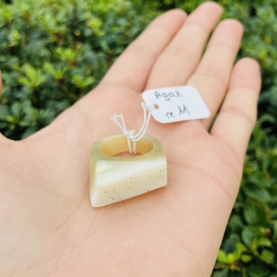 Pierścionek z naturalnym agatem o strukturze druzy, biało-zielona kolorystyka, biżuteria Brazi