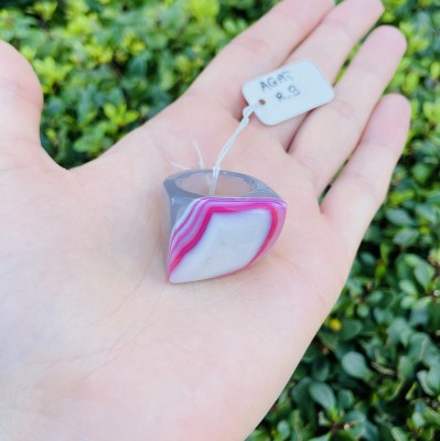 Pierścionek z naturalnego różowego agatu o geometrycznym szlifie, unikalna biżuteria Brazi