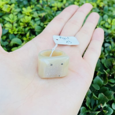 Masywny pierścionek z agatu w kolorze ecru z mieniącą się druzą o geometrycznym kształcie, biżuteria Brazi