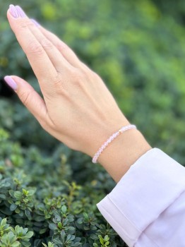 Bransoletka z kwarcu różowego na nadgarstku w naturalnym świetle, biżuteria handmade Brazi