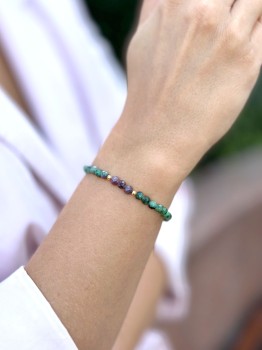 Bransoletka z rubinu i zoisytu na nadgarstku modelki, biżuteria z naturalnych kamieni fasetowanych Brazi