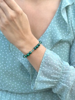 Bransoletka z malachitem i szmaragdem na nadgarstku modelki, biżuteria z kamieni naturalnych Brazi