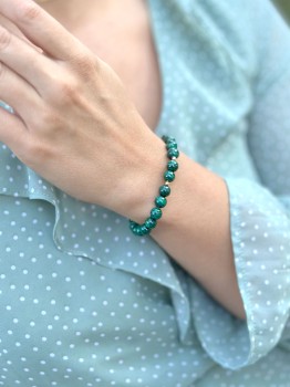 Bransoletka z koralików naturalnego malachitu na nadgarstku, biżuteria Brazi Druse Jewelry