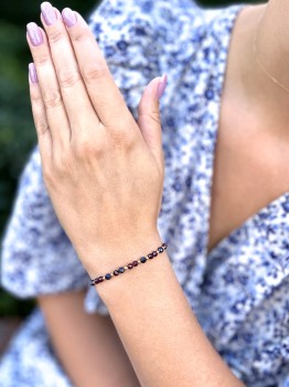 Bransoletka z naturalnym granatem i nocą kairu na nadgarstku modelki, biżuteria Brazi.