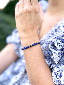 Bransoletka z lapis lazuli i turmalinu na nadgarstku modelki, biżuteria z kamieni naturalnych Brazi
