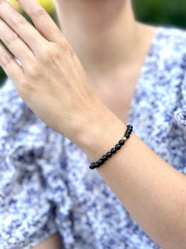 Bransoletka z czarnym turmalinem i hematytem na nadgarstku modelki, biżuteria Brazi
