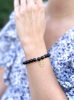 Czarna bransoletka z turmalinu, zawieszka Hamsa.