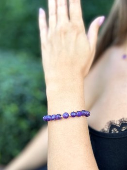 Bransoletka z naturalnego fasetowanego ametystu i złota na nadgarstku, marka Brazi