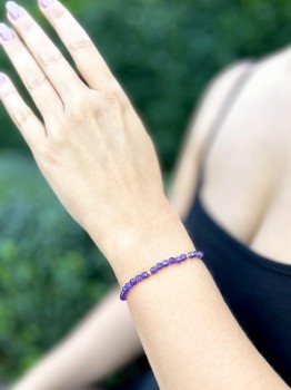 Bransoletka z fasetowanego ametystu na dłoni, biżuteria z naturalnych minerałów Brazi