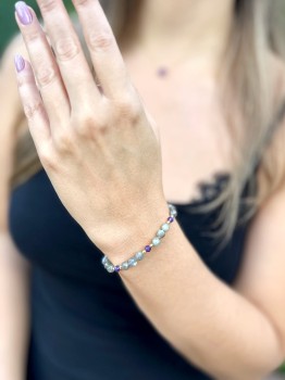 Bransoletka z naturalnym labradorytem i ametystem na nadgarstku, biżuteria marki Brazi