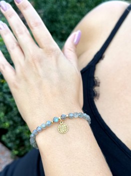 Bransoletka z labradorytu ze złotą mandalą na nadgarstku, biżuteria marki Brazi