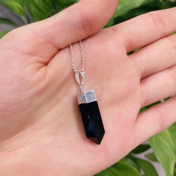 Naszyjnik Brazi Druse Jewelry z czarnym onyksowym obeliskiem, srebrna oprawa.