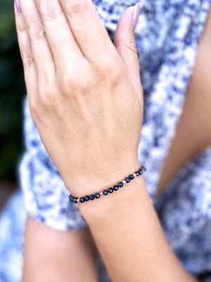 Bransoletka z mieniącym się kamieniem Noc Kairu na nadgarstku modelki, biżuteria marki Brazi