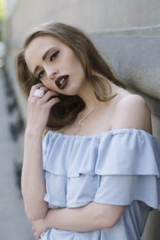 Pierścionek z kwarcem różowym w oprawie ze srebra na dłoni modelki, biżuteria Brazi