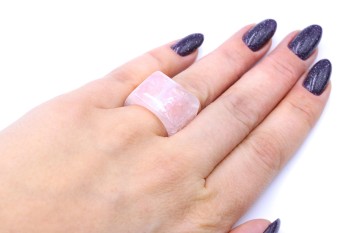 Pierścionek z kwarcem różowym w srebrze, zbliżenie z góry na strukturę kamienia, marka Brazi