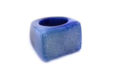 Masywny pierścionek z błękitnego agatu o geometrycznym kształcie z naturalną druzą, biżuteria Brazi.