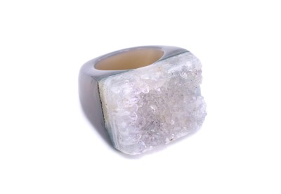 Pierścionek z naturalną białą druzą agatu na szerokiej obrączce z polerowanego kamienia, biżuteria Brazi.