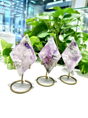 Ametystowy diament na złotej podstawce, fioletowo-biały, Brazi Druse Jewelry.