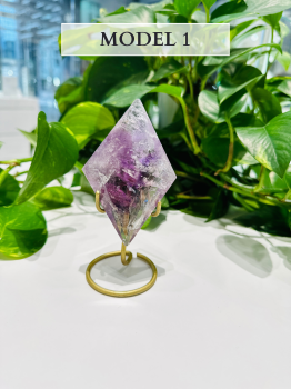 Ametystowy diament na złotej podstawce Brazi Druse Jewelry – fioletowa, fasetowana dekoracja.