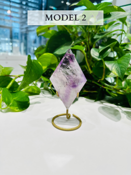 Ametystowy diament, dekoracja Brazi Druse Jewelry, fioletowo-biały, na złotej podstawce.