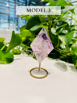 Ametystowy diament, dekoracja Brazi Druse Jewelry, fioletowo-różowy, na złotej podstawce.