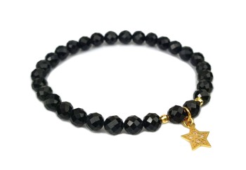 Bransoletka z fasetowanego czarnego turmalinu ze złotą gwiazdką na białym tle, marka Brazi.