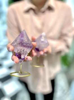 Ametystowy diament na złotej podstawce, dekoracja Brazi Druse Jewelry.