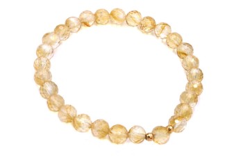Bransoletka z fasetowanych kamieni naturalnego cytrynu na białym tle, biżuteria Brazi