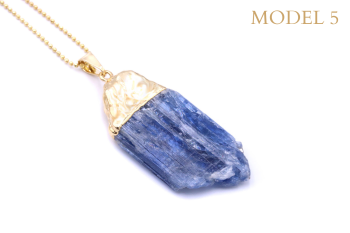 Naszyjnik Brazi Druse Jewelry z surowym, niebieskim kyanitem, złocona oprawa.