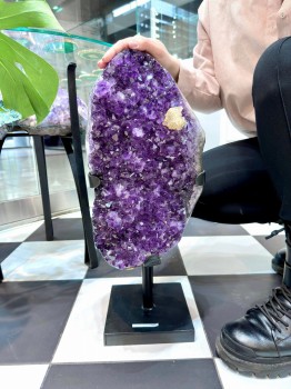 Dekoracyjny ametyst na czarnej podstawce, naturalny minerał o fioletowych kryształach, ozdoba wnętrz marki Brazi