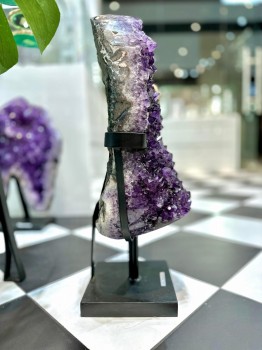 Boczny profil ametystu na czarnej podstawce, widok ukazujący grubość bryły minerału, dekoracja marki Brazi