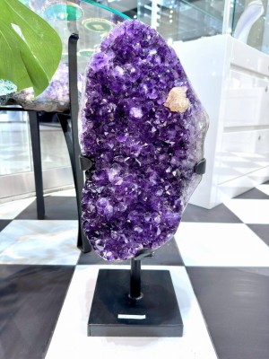 Naturalny ametyst na czarnym stojaku, fioletowe kryształy z jasną inkluzją mineralną, ozdoba marki Brazi