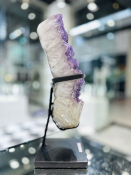 Szczotka ametystu Brazi Druse Jewelry, dekoracja „Winogronko”, fioletowo-biała, na podstawce.