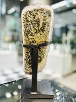 Szczotka ametystu Brazi Druse Jewelry, dekoracja „Winogronko”, fioletowo-złota, na podstawce.