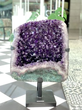 Ametystowa geoda na czarnej podstawce Brazi Druse Jewelry. Nr 54.