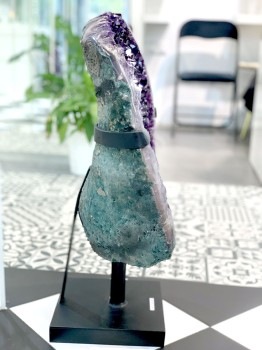 Ametyst na czarnej podstawce nr 54, dekoracja, fioletowo-zielony, Brazi Druse Jewelry.