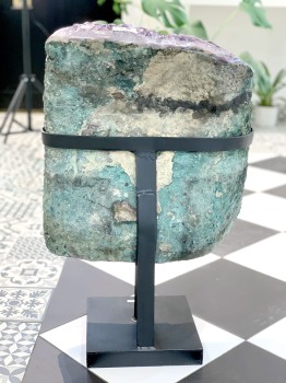 Ametyst na czarnej podstawce Brazi Druse Jewelry, nr 54: dekoracja, surowa forma, fioletowo-zielone odcienie.