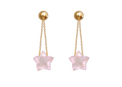 Kolczyki z naturalnym kwarcem różowym w formie fasetowanych gwiazdek na złotych łańcuszkach, Brazi.