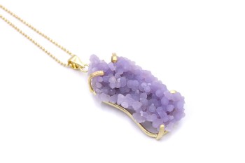 Naszyjnik z naturalnym fioletowym agatem winogronowym w złoconej oprawie na cienkim łańcuszku, marka Brazi.