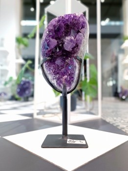 Dekoracyjna szczotka ametystu na czarnej metalowej podstawce, naturalny kamień od Brazi Druse Jewelry.