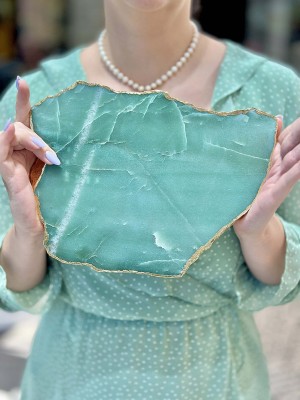 Platera z awenturynu, złocona, Brazi Druse Jewelry.  Morski zielony, nieregularny kształt.