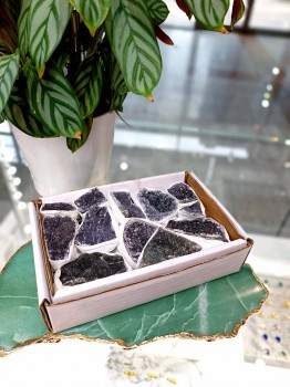 Pudełko z czarnym ametystem w formie naturalnych szczotek krystalicznych, Brazi