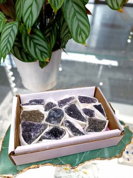 Zestaw fragmentów czarnego ametystu o surowej fakturze szczotki, minerały Brazi