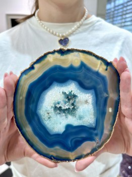 Platera z agatu morskiego ze złoconym brzegiem, dekoracyjny plaster kamienia naturalnego marki Brazi.