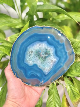 Platera z morskiego agatu ze złotym rantem, naturalna dekoracja z kamienia marki Brazi.