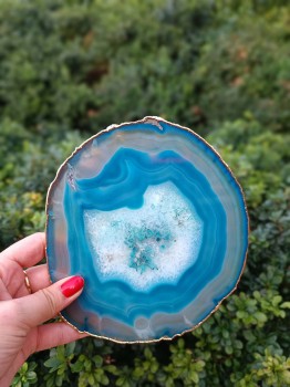 Platera z agatu o turkusowym odcieniu ze złoconym brzegiem, unikalny kamień naturalny Brazi.