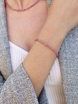 Bransoletka z naturalnym różowym turmalinem na nadgarstku modelki, biżuteria Brazi
