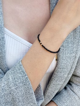 Bransoletka z czarnym turmalinem na nadgarstku modelki, naturalna biżuteria Brazi