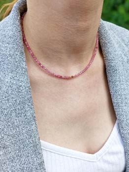 Delikatny naszyjnik z różowego turmalinu, Brazi Druse Jewelry.