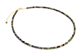 Naszyjnik z fasetowanych zielonych turmalinów ze złotymi elementami i zapięciem typu karabińczyk, biżuteria Brazi.